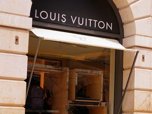 Louis Vuitton Marketing Strategy & Marketing Mix (4Ps)