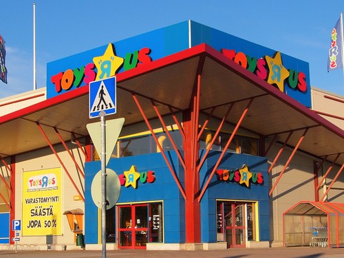 Toys 'R' Us returns with 'STEAM' workshops and smaller stores